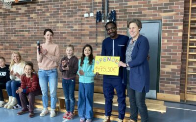 Spendenübergabe bei der Schulversammlung